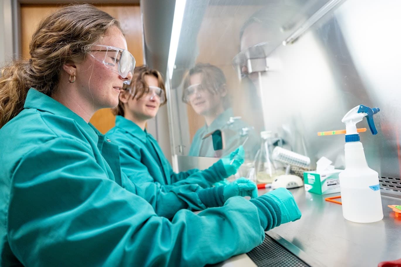 JMU Students in a lab